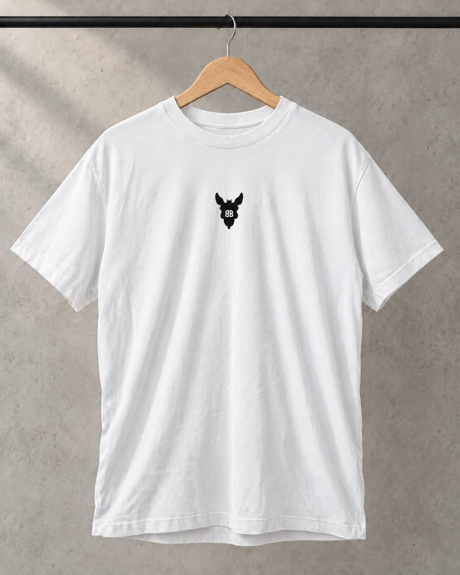 Camiseta blanca, referencia 4, frente: Emblema BB