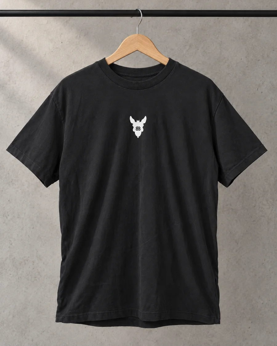 Camiseta negra, referencia 4, frente: Emblema BB